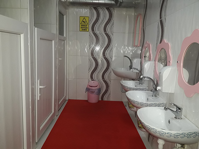 Kız Çocuk Lavabolar